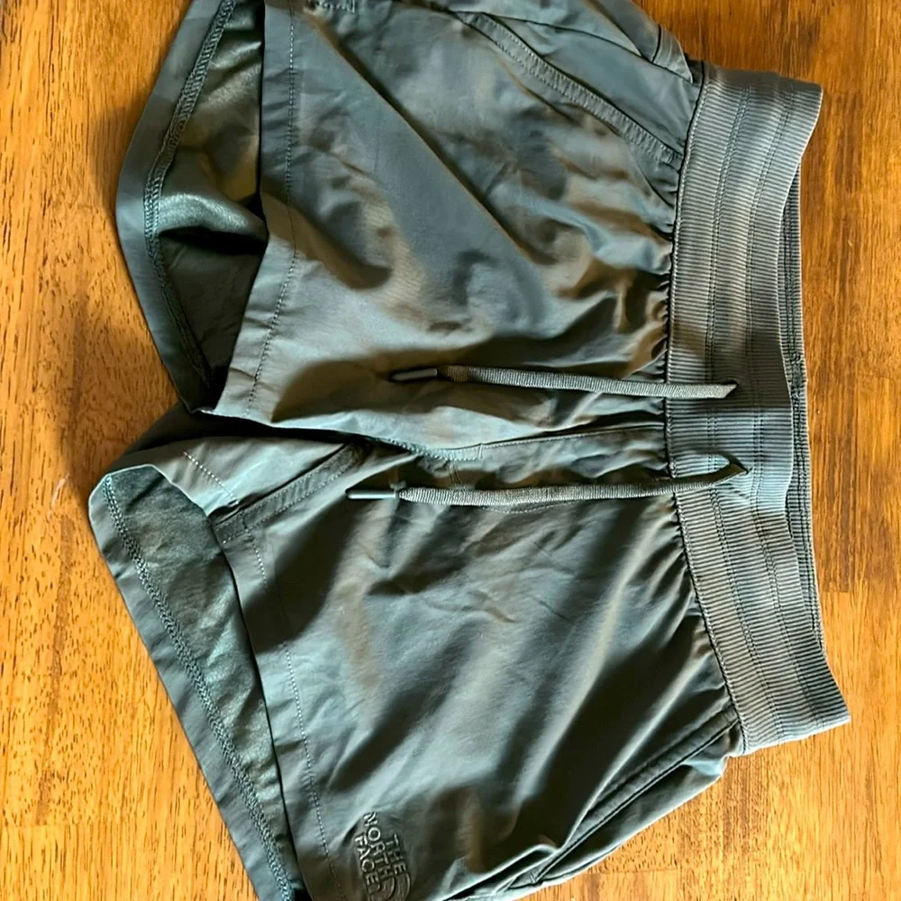 New, never worn North Face shorts - Picture 1 of 5